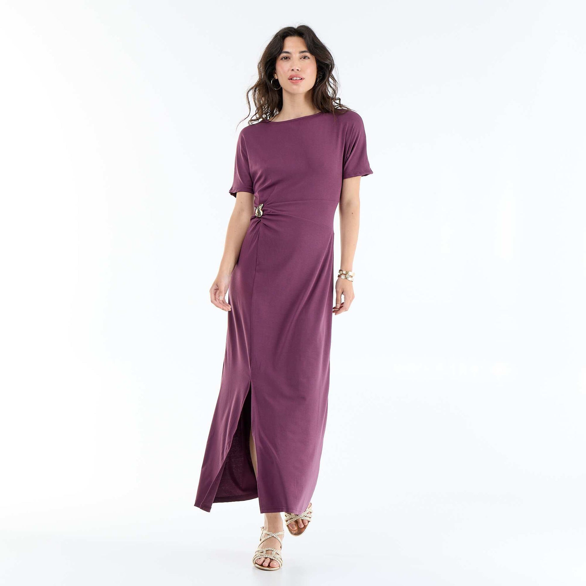 Long pleated dress with hammered gold brooch PURPLE
