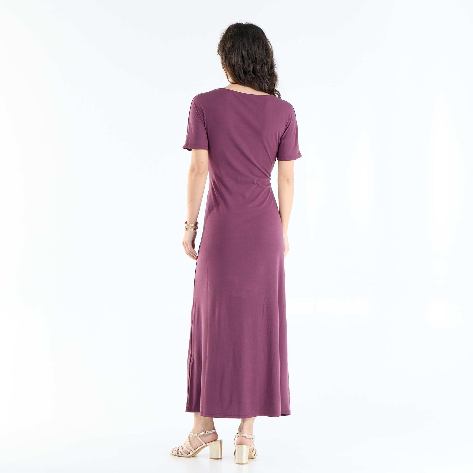 Long pleated dress with hammered gold brooch PURPLE