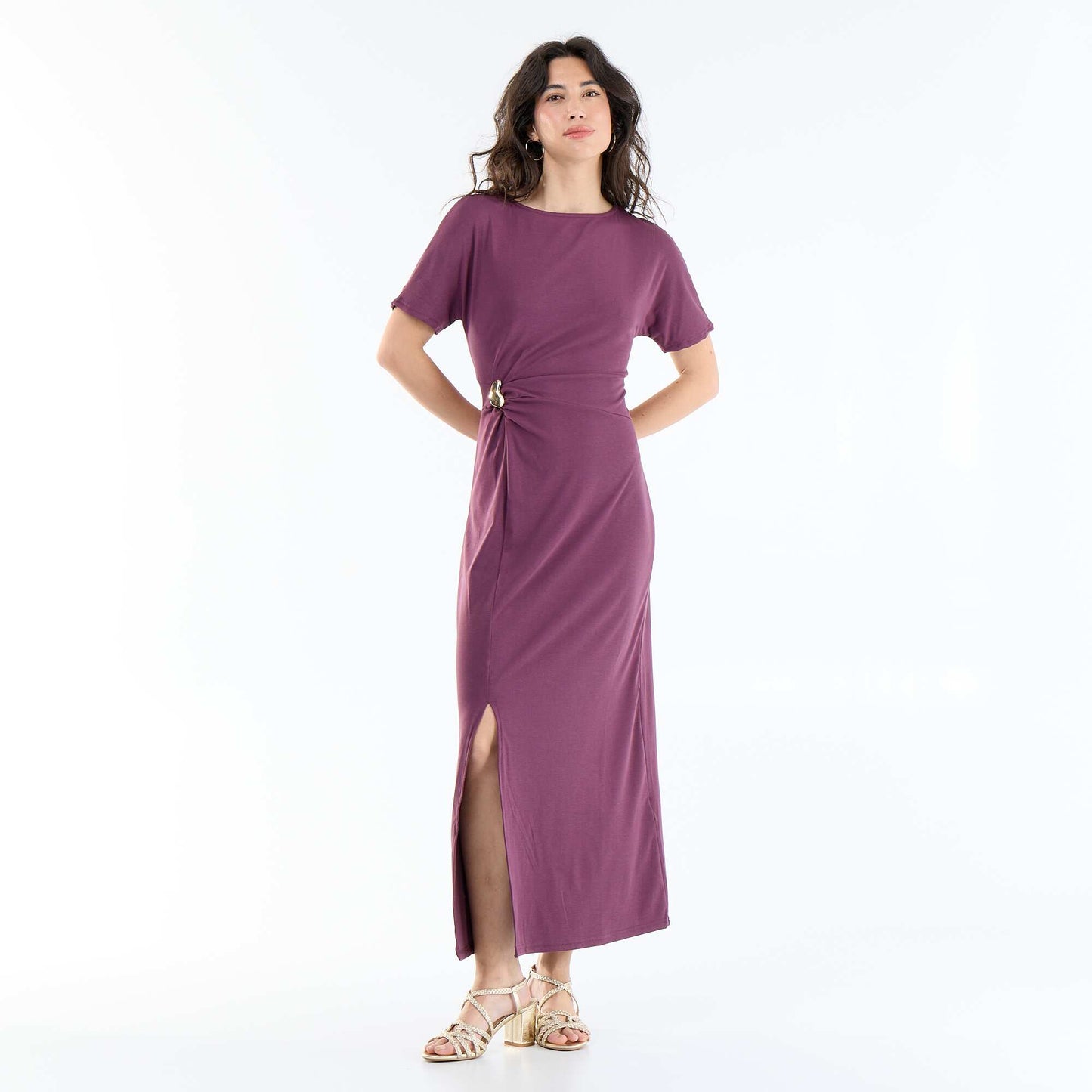 Long pleated dress with hammered gold brooch PURPLE