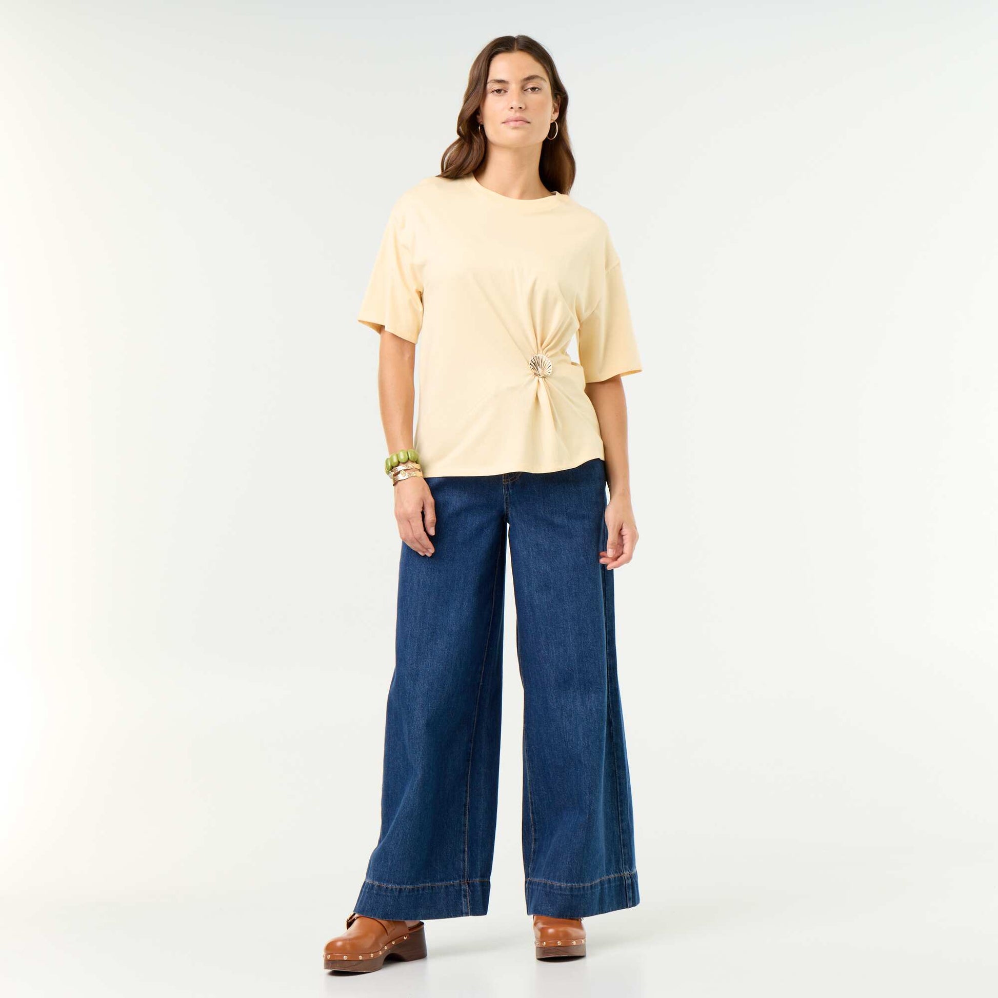Short-sleeve T-shirt with Shell Charm BEIGE