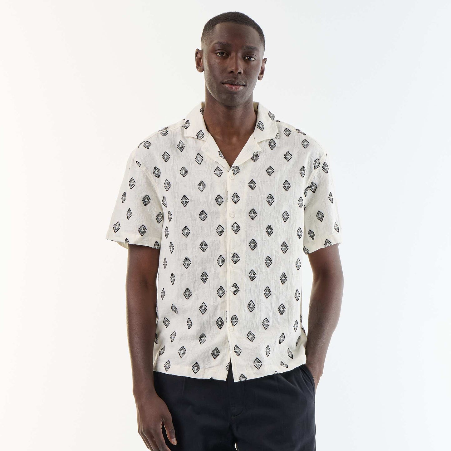 Short-sleeved fancy knit shirt with embroidery BLACK