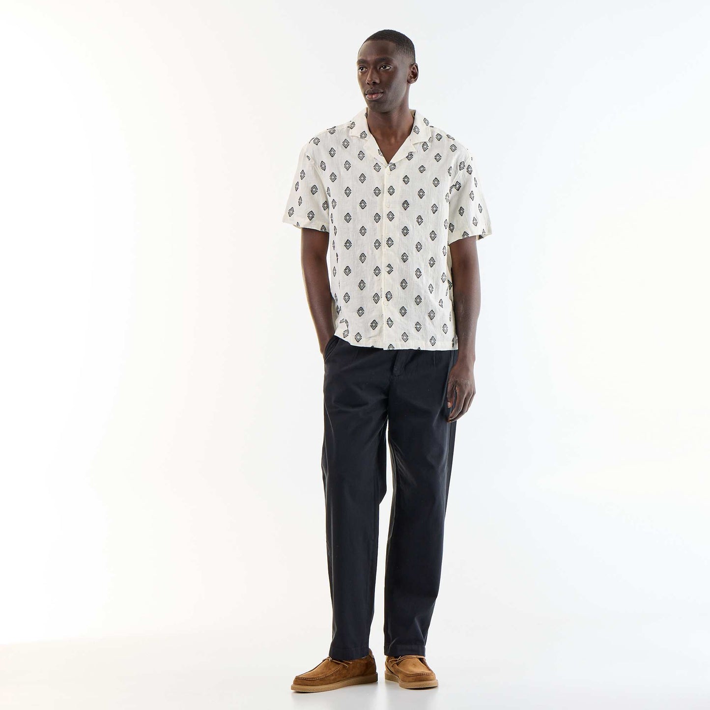 Short-sleeved fancy knit shirt with embroidery BLACK