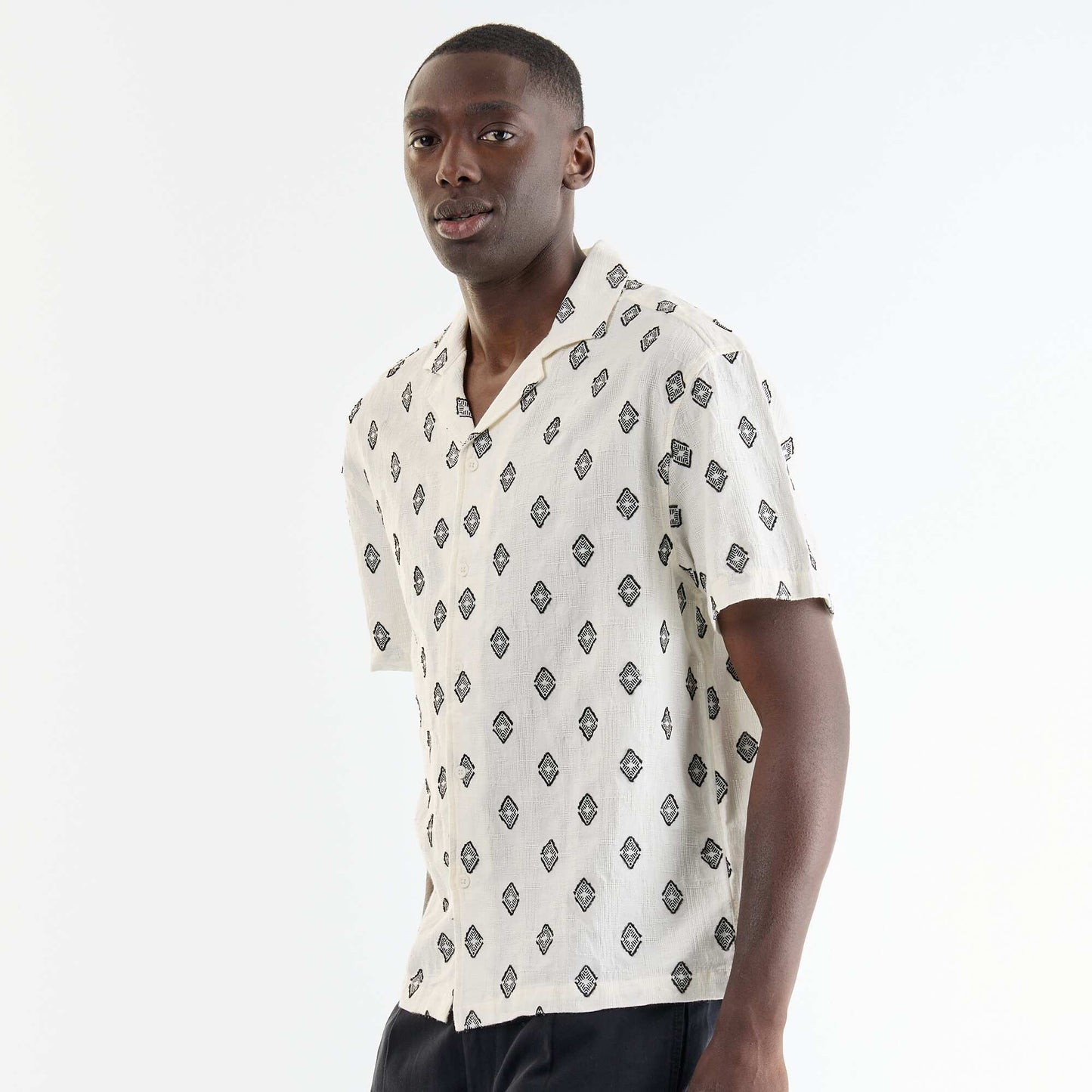 Short-sleeved fancy knit shirt with embroidery BLACK