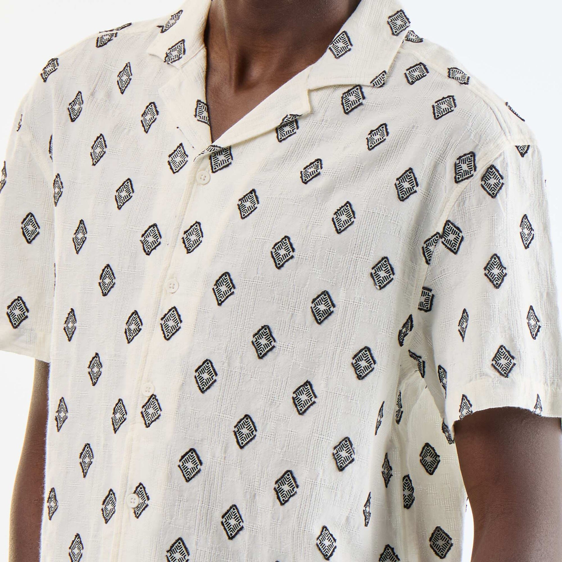 Short-sleeved fancy knit shirt with embroidery BLACK