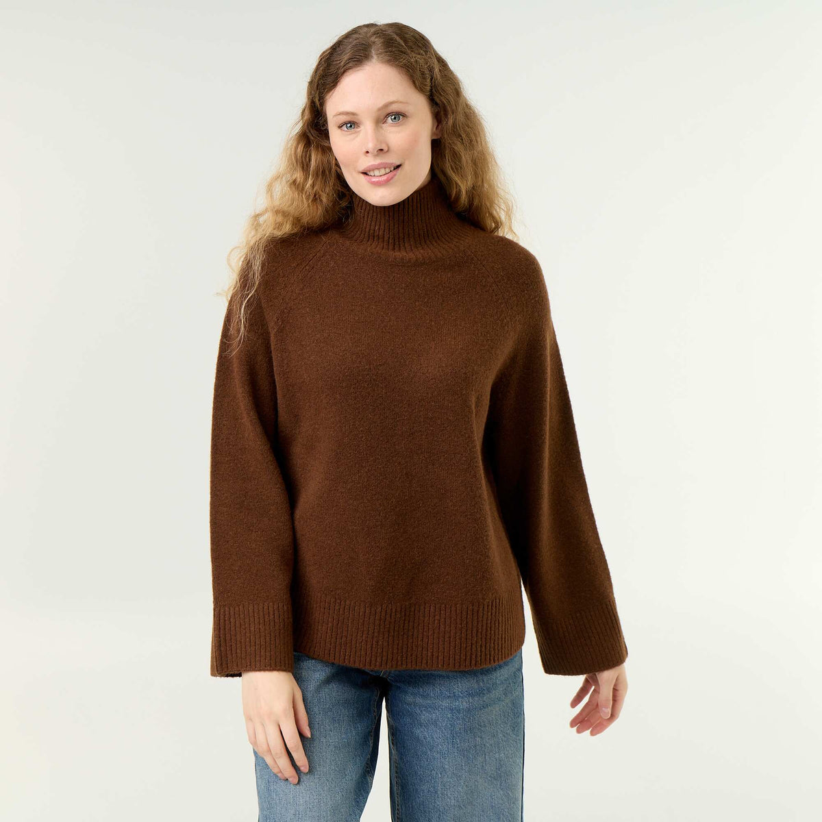 Warm high-neck sweater BROWN