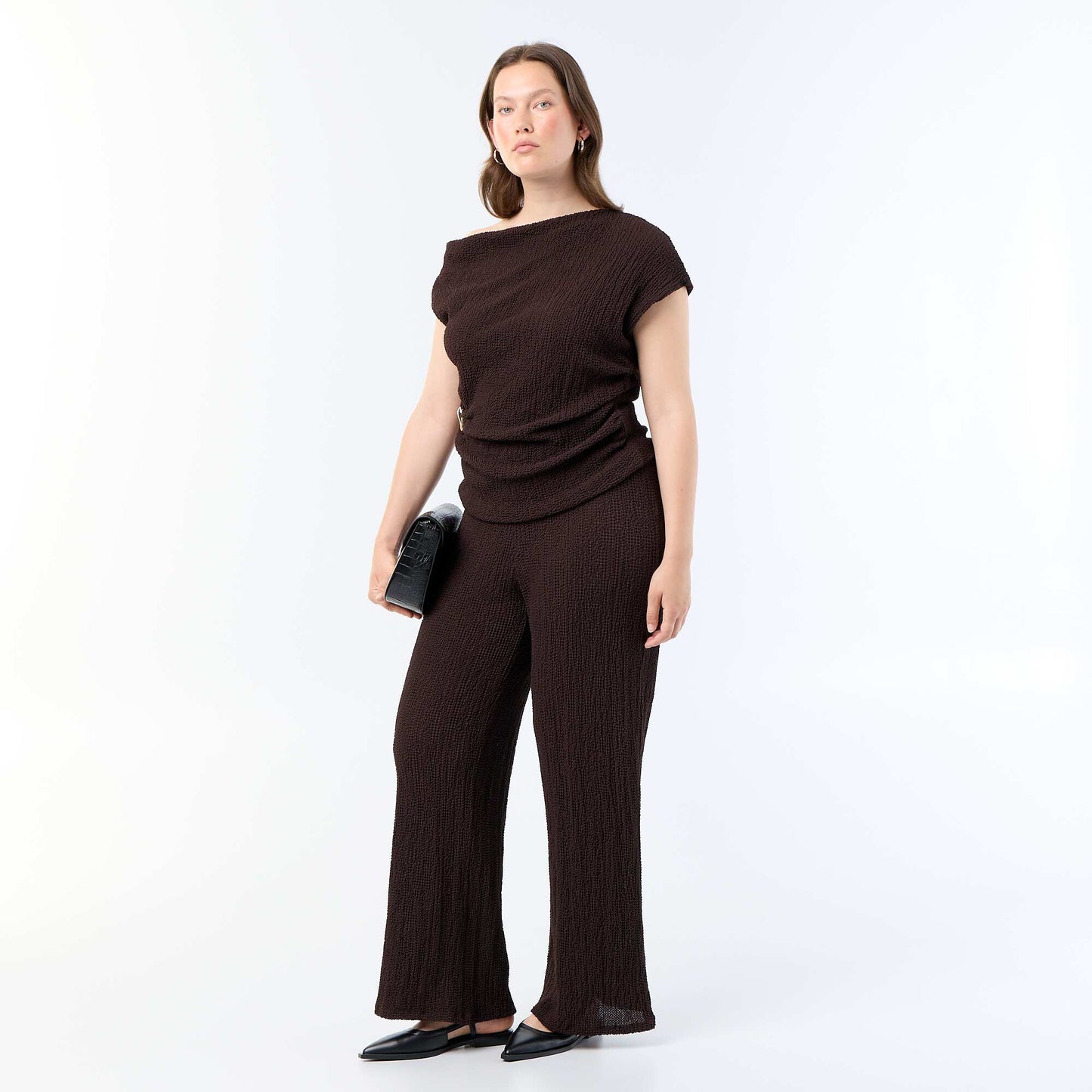 Asymmetric Crinkle Knit Top with Gold Charm BROWN