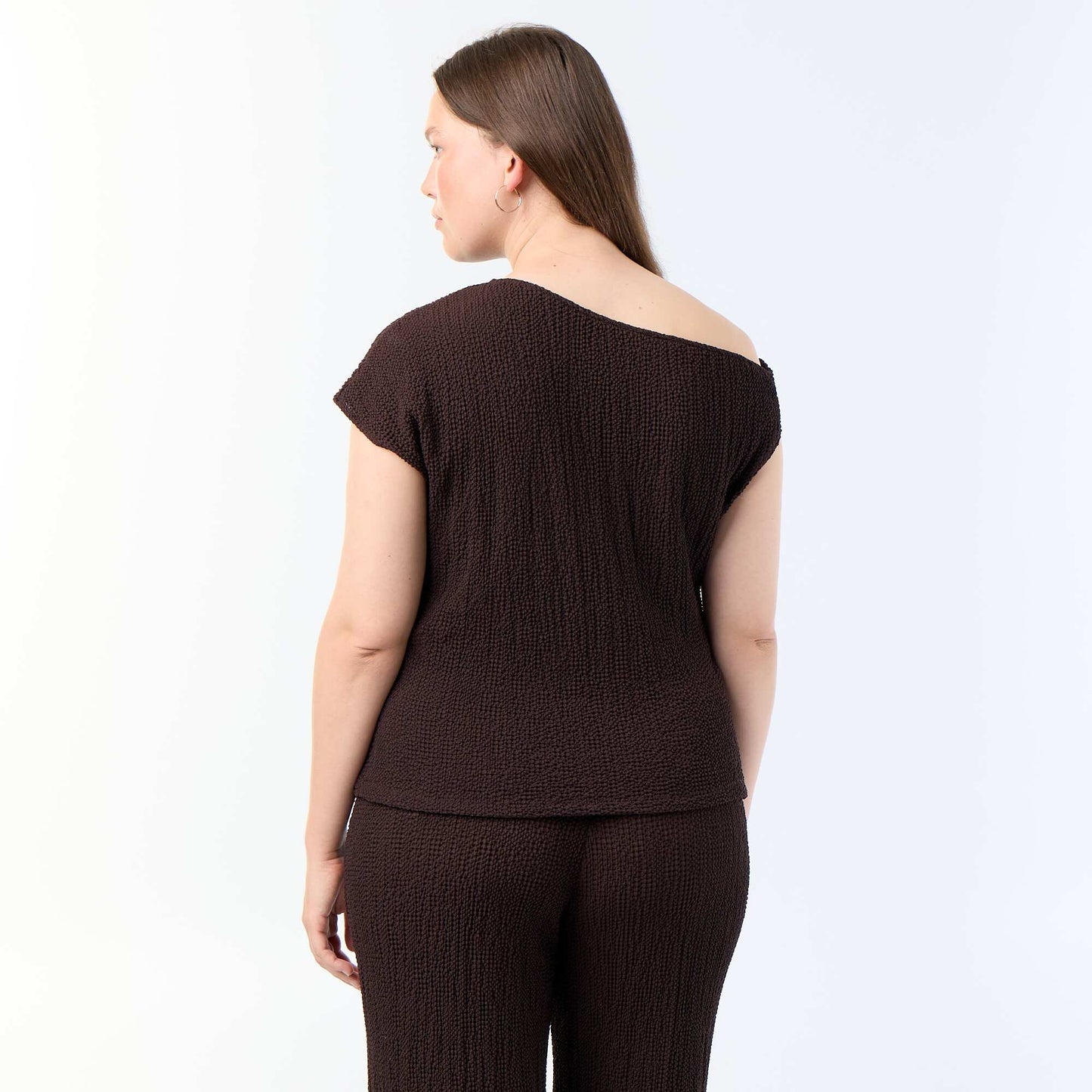 Asymmetric Crinkle Knit Top with Gold Charm BROWN