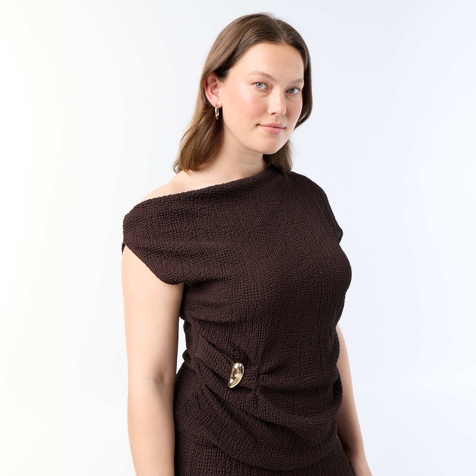 Asymmetric Crinkle Knit Top with Gold Charm BROWN