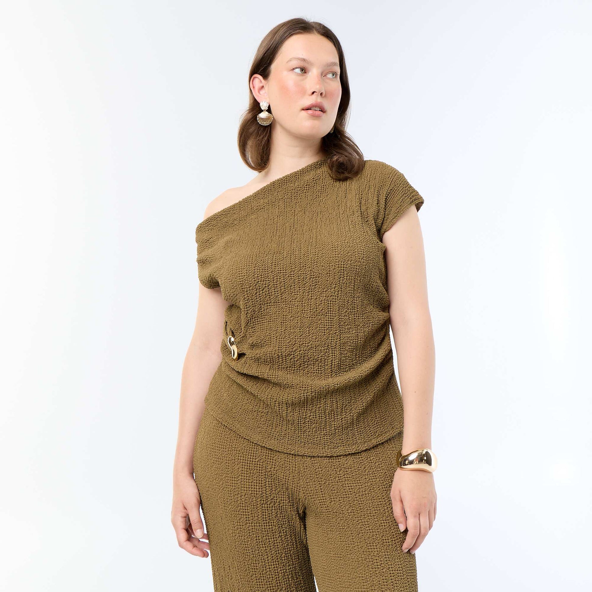 Asymmetric Crinkle Knit Top with Gold Charm KHAKI
