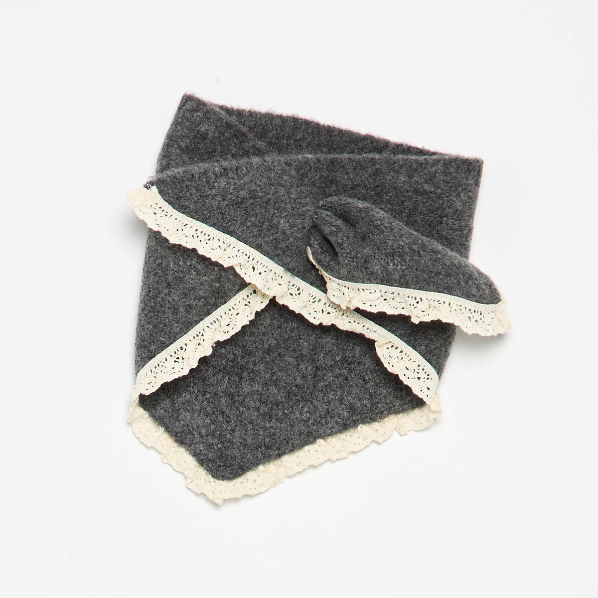2 ნაწილიანი კომპლექტი - სვიტერი + შარფი მაკრამეს დეტალებით, ნაცრისფერი